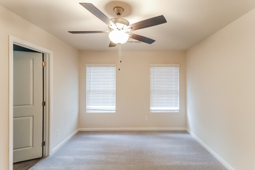 Building Photo - 2880 Saratoga Lake View