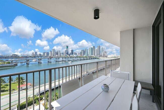 Building Photo - 801 N Venetian Dr