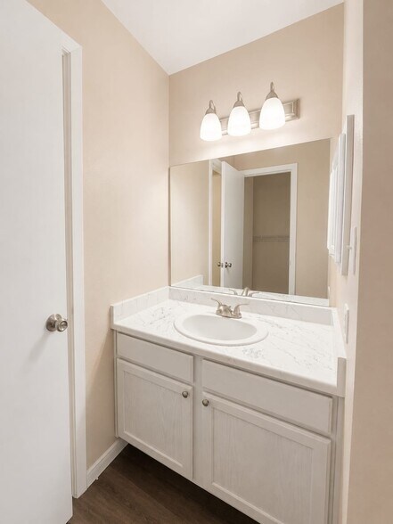 Building Photo - 811 Cloyd Dr