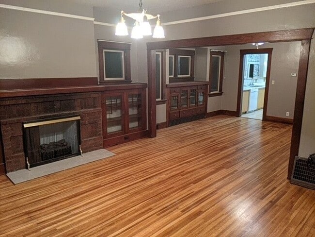 Building Photo - 4 Bedroom 2 Bath Pet-Friendly Normal Hill House