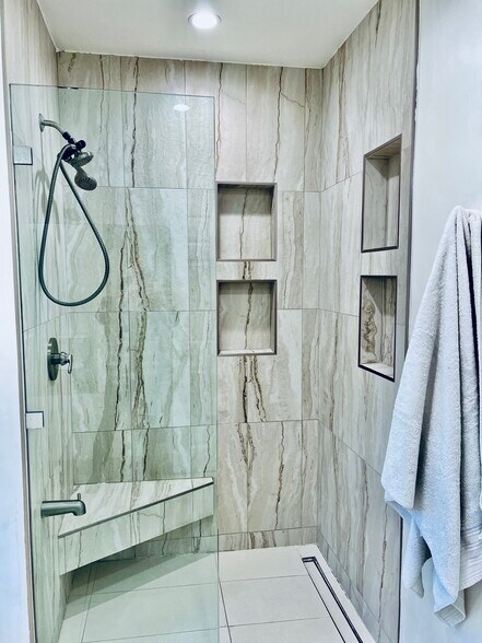 Building Photo - 1256 Devon Ave