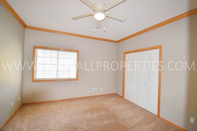 Building Photo - 2 Bedroom 2 bath Town Home in West Des Moines