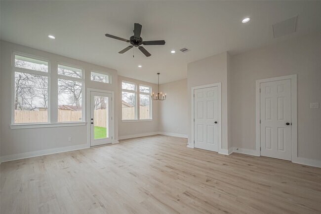 Building Photo - 918 St Clair St