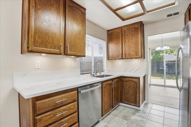 Building Photo - 604 Hovey Way