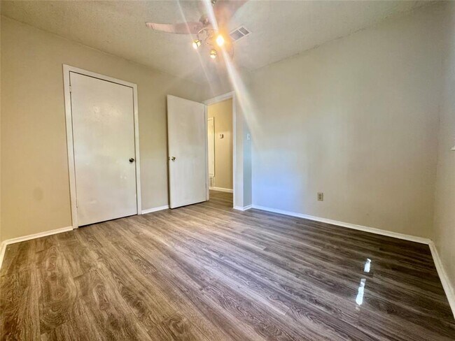 Building Photo - 6909 Cooper Ln