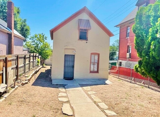 Primary Photo - Charming 3 bed 1 bath 2 garage house in Pu...