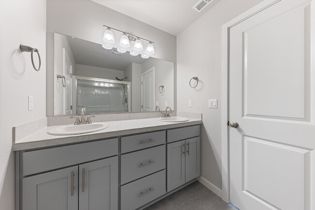 Building Photo - Newly Constructed 3 bedroom, 2.5 Bathroom home with luxury finishes!
