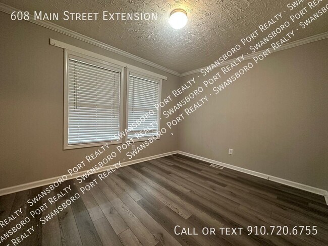 Building Photo - 608 Main St Ext