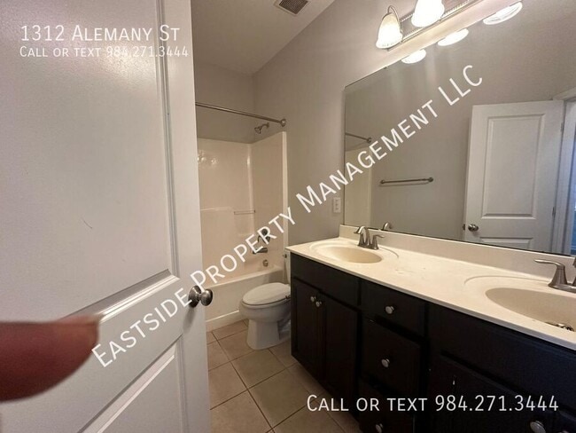 Building Photo - 1312 Alemany St