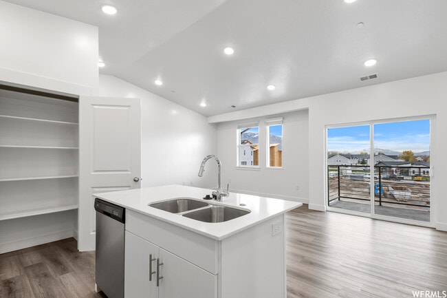 Building Photo - 473 W 40 S