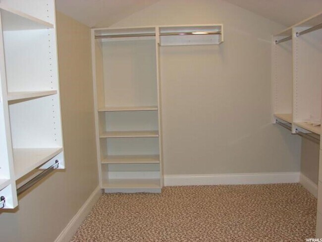 Building Photo - Upmarket Townhouse in Sought After Holladay City
