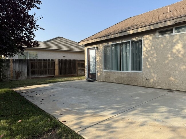 Building Photo - Available Now! Spacious home located in North Merced