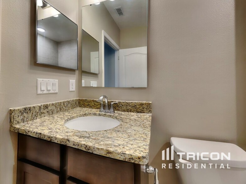 Building Photo - 500 Pinecrest Loop