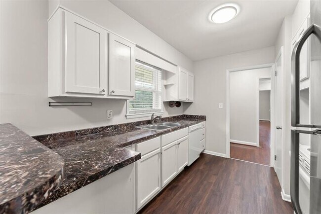 Building Photo - 2352 Elmwood Cir SE