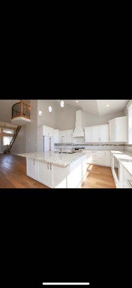 Building Photo - 518 Poppy St