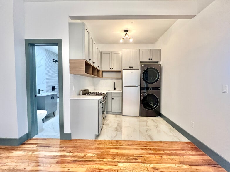 Building Photo - 52 Monitor St