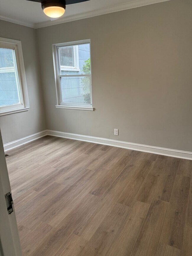 Building Photo - Spacious 2-Bedroom Apartment in Prime Wins...