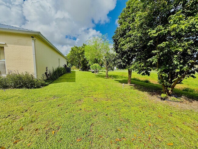 Building Photo - 332 SW Glenwood Dr