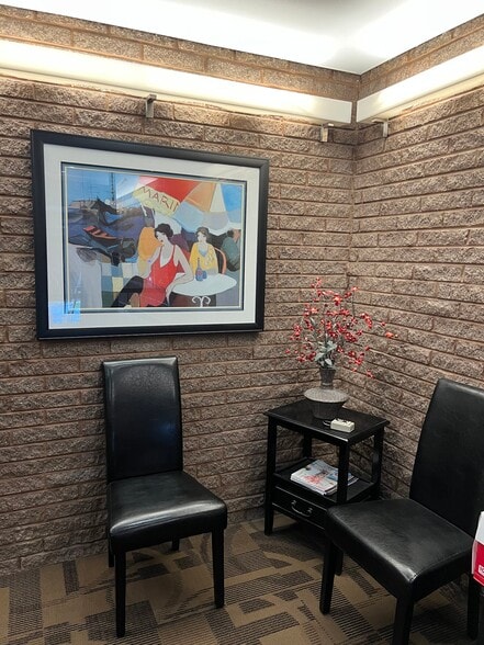 Building Photo - 2025 E Greenwich Ave