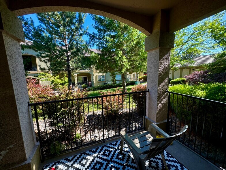 Back Patio - 6850 Sharlands Ave