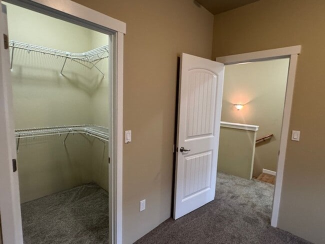 Building Photo - TOWNHOME/ 3 LEVELS W/ FENCED YARD AND GARA...