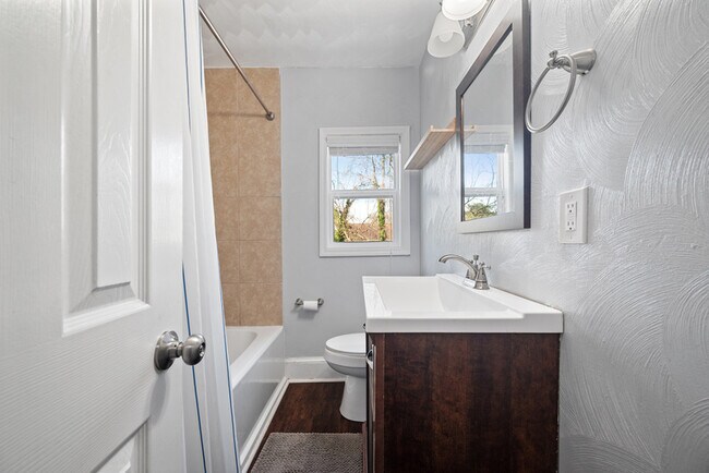 Building Photo - 3221 Locust Ave