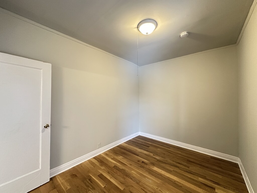 Building Photo - 644 W Barry Ave