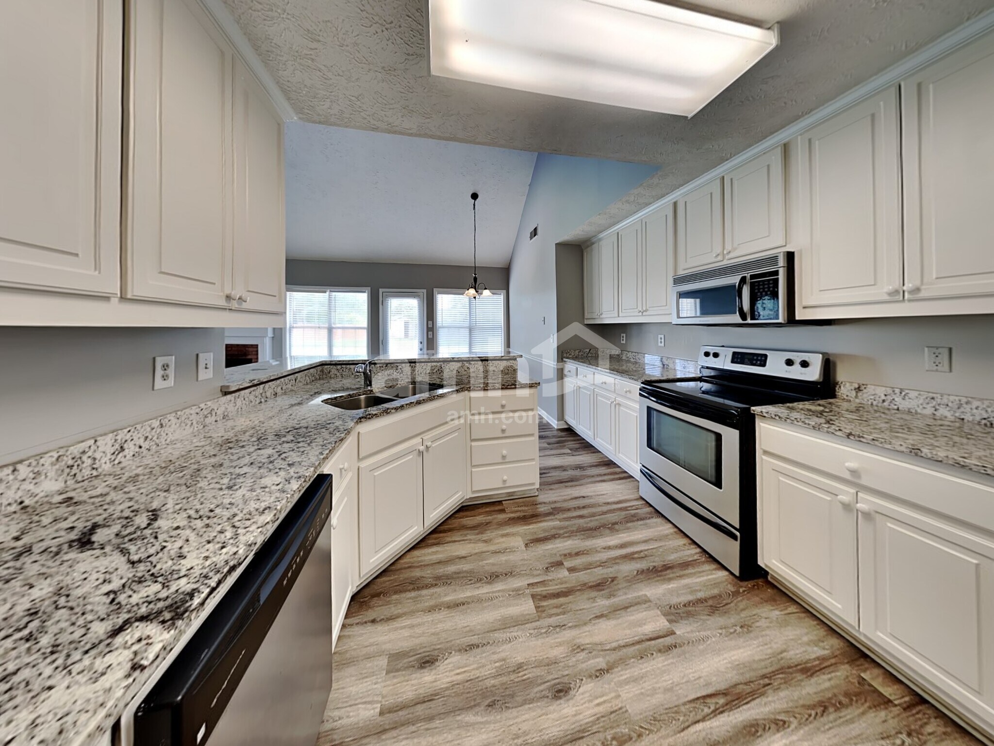 Building Photo - 2025 Graybrook Dr