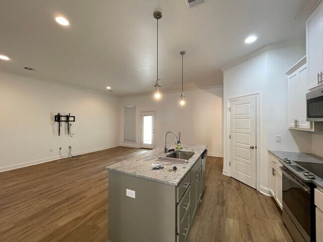 Building Photo - 3 Bedroom Garden Home in Stonelake Village...