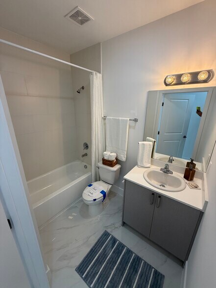 Building Photo - 725 E 23rd St