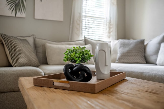 Building Photo - 412 N Hampton Dr