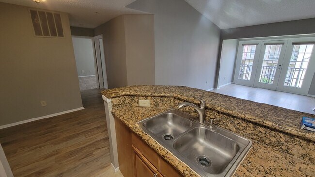 Building Photo - Gated, Updated 2 bedroom, 1 bath Condo in ...
