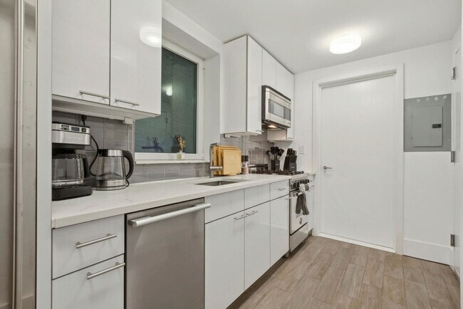 Building Photo - 125 E 83rd St