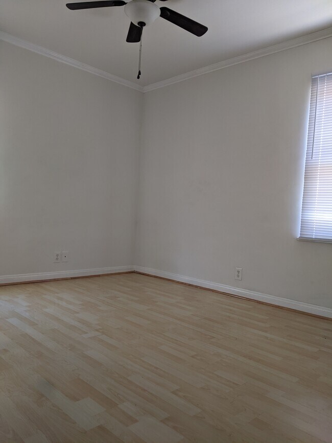 Building Photo - 2213 Carmona Ave
