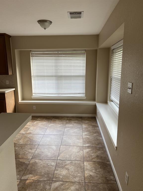 Building Photo - 374 Lake View Dr
