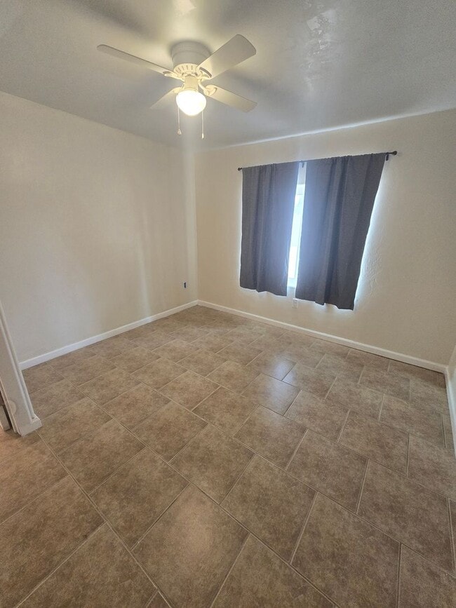 Building Photo - Spacious 3bd/1ba in a HUGE GATED Property!