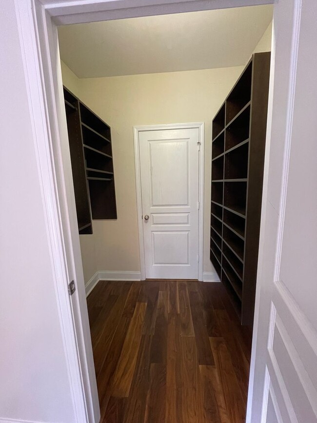 Building Photo - Upscale Condo In Park West