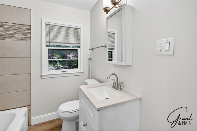 Building Photo - $1,350 - 3 Bed / 1 Bath  Home