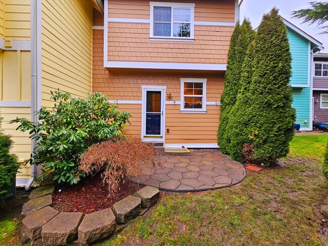 Building Photo - Lovely 2 Bedroom Townhouse Within Walking Distance to Historic Downtown Poulsbo