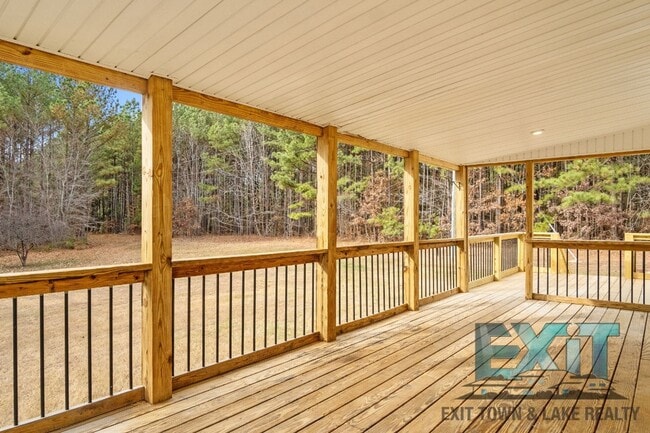 Building Photo - Beautiful Fully Renovated 3 Bed 2 Bath Home