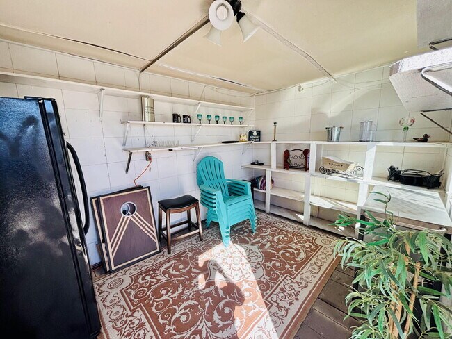 Building Photo - 4 bedrooms, 2 kitchens, 2.5 bathrooms, lau...
