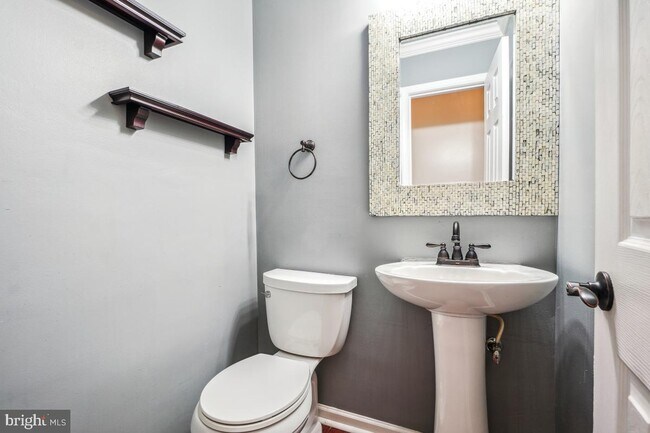 Building Photo - 817 Falcon Dr