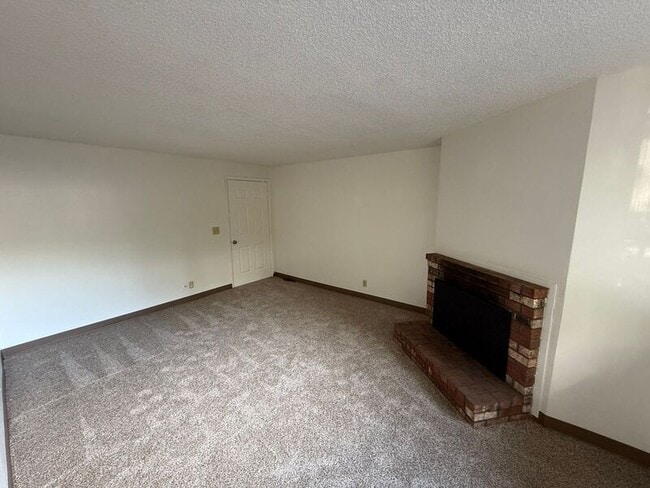 Building Photo - 3346 Willow Ct SE
