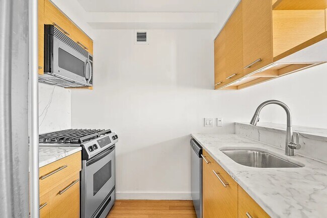 Building Photo - 100 W 39th St