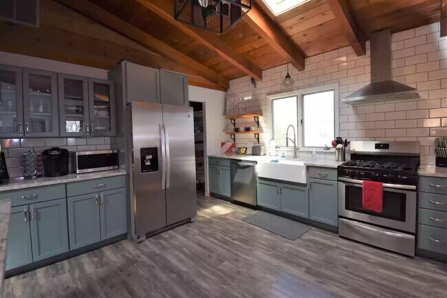 Building Photo - "Hoosier Daddy"- This fully furnished, turn-key, 6bd/2ba house