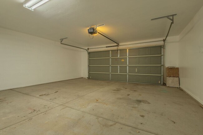 Building Photo - SHOWING SATURDAY 04/25 @ NOON. MUST TEXT AGENT!