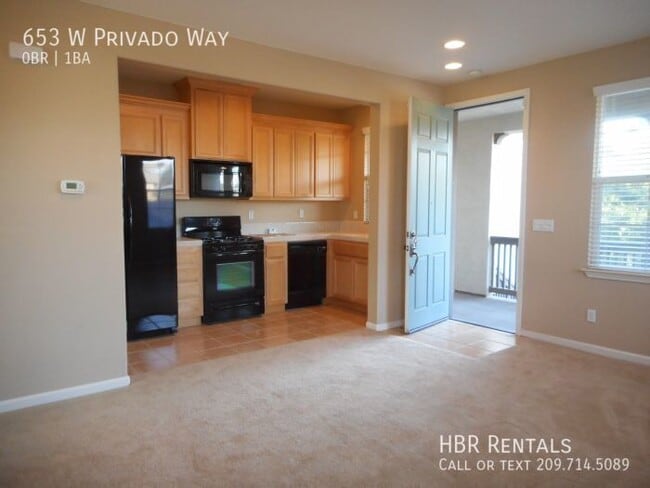 Building Photo - 653 W Privado Way