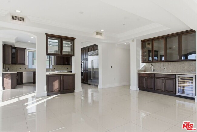 Building Photo - 462 S Maple Dr