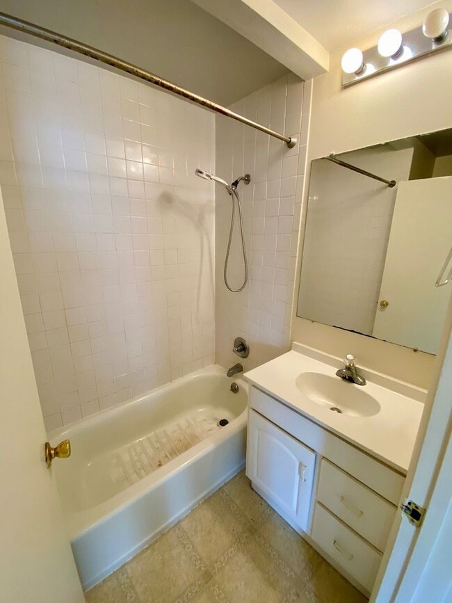 Building Photo - Welcoming Wilshire Heights Ranch Home for ...