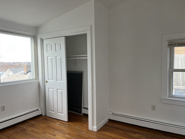 Building Photo - 49R Siren St